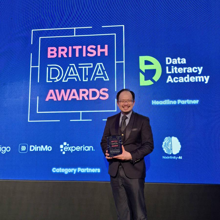 Professor Victor Chang Receives Data Leader of the Year Award at British Data Awards 2025